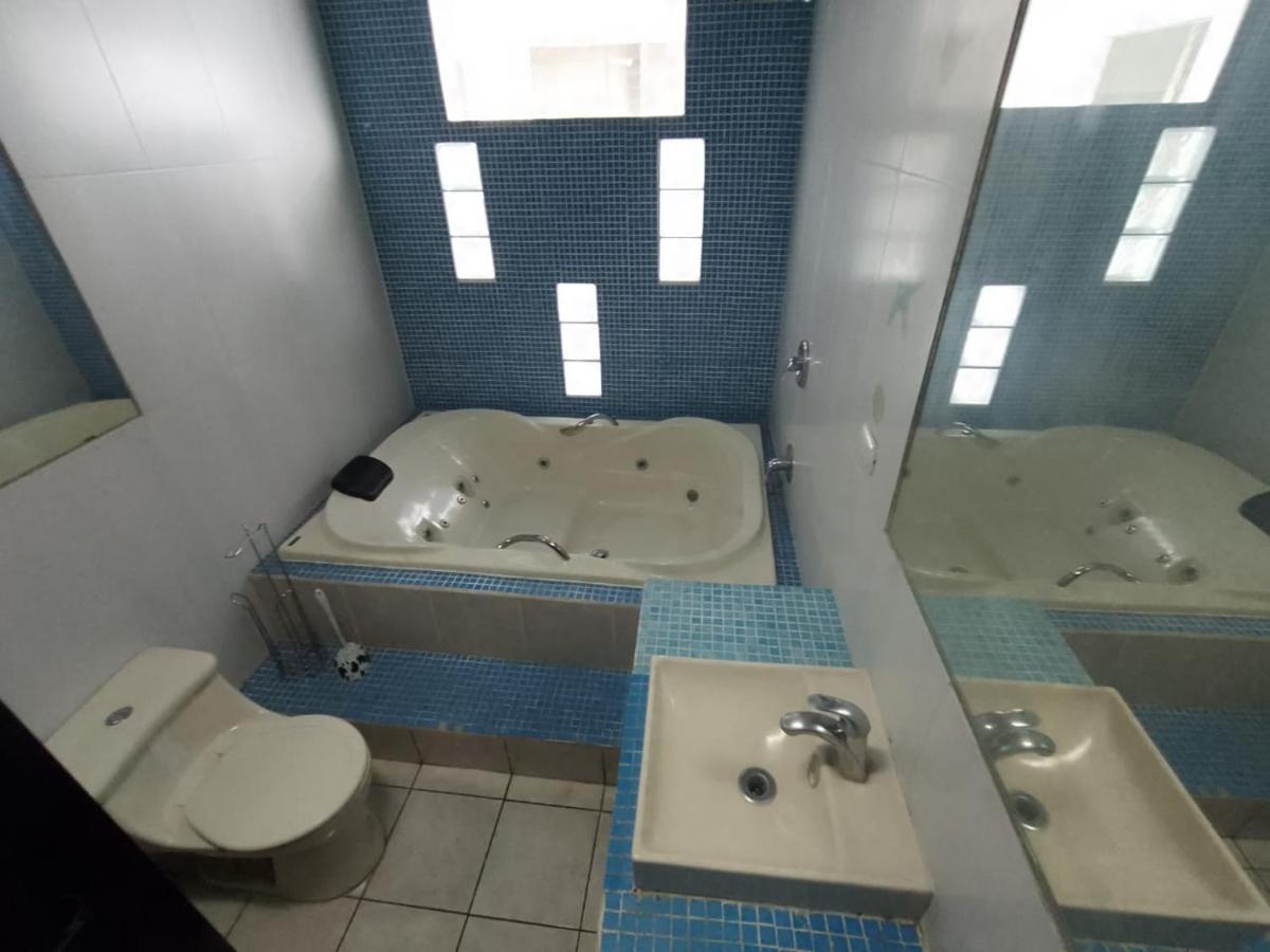 Hostal Los Heroes Antiguo Cuscatlan Bagian luar foto