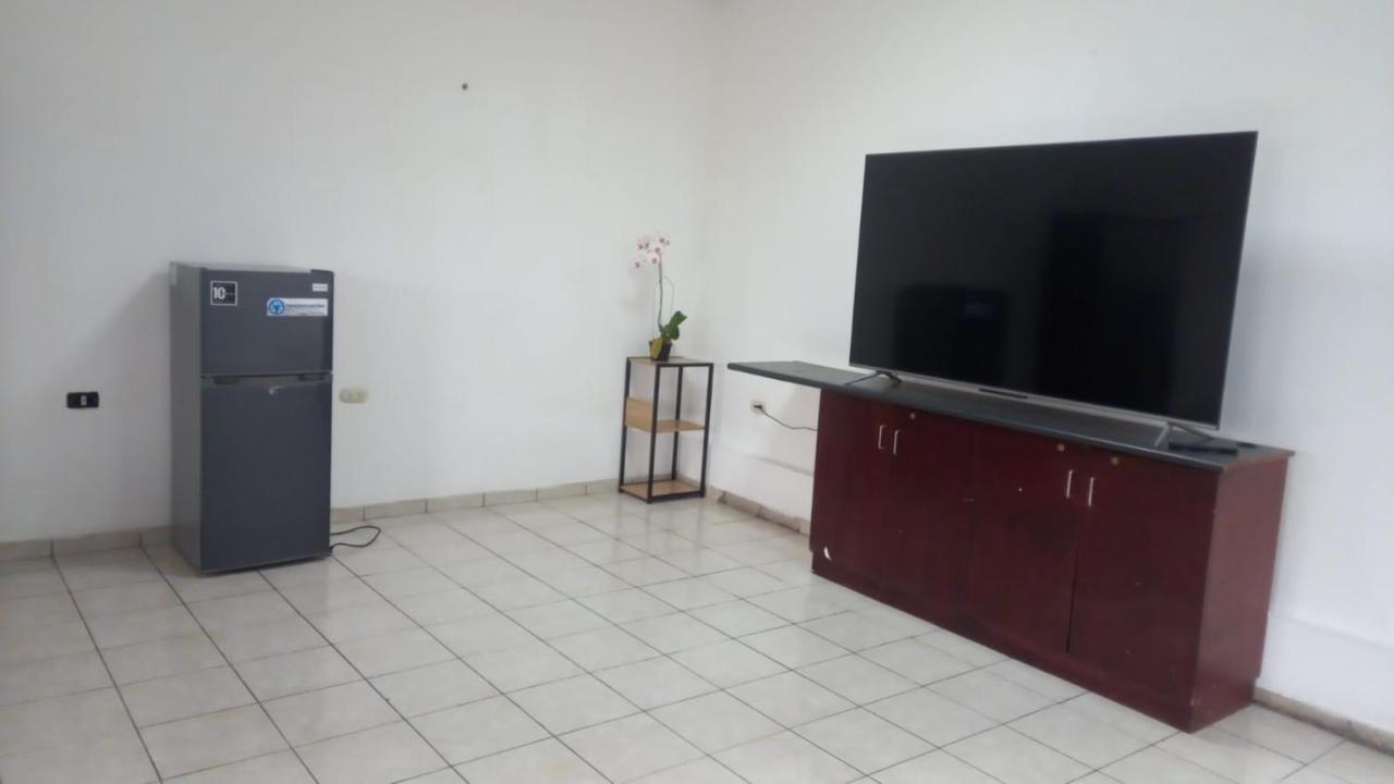 Hostal Los Heroes Antiguo Cuscatlan Bagian luar foto