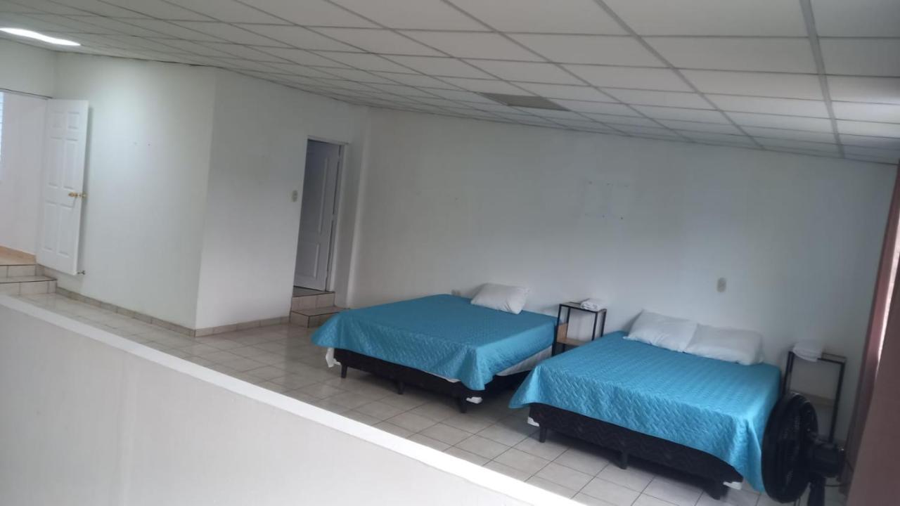 Hostal Los Heroes Antiguo Cuscatlan Bagian luar foto